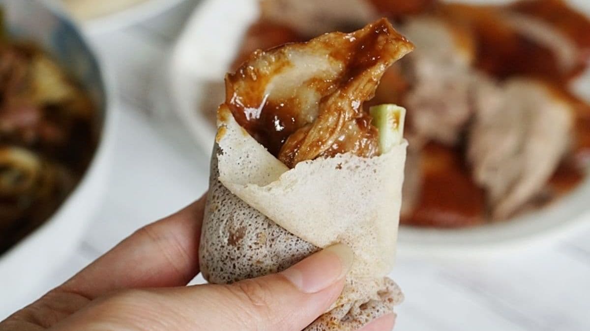烤鴨即使放了一段時間，鴨肉還是保有肉汁，不會乾柴。（圖片來源：PEKOのSimple Life）