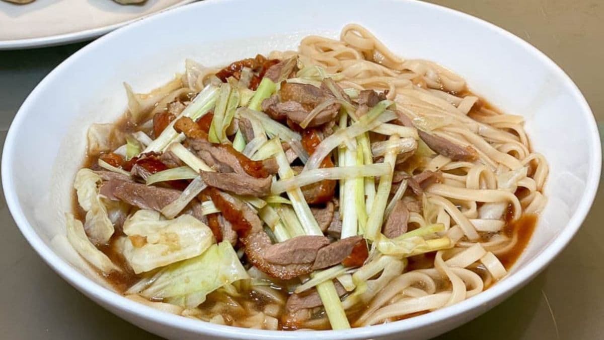 「蔬菜鴨絲關廟麵」融合在地特色，Q彈麵條裹上醬汁香氣十足。（圖片來源：花露露の花花世界）