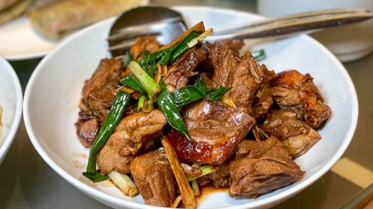 「薑蔥炒鴨架」每一塊鴨肉都很入味不死甜。（圖片來源：花露露の花花世界）