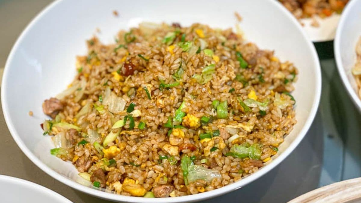 「鴨肉炒飯配紅酒汁」炒得粒粒分明、帶油潤香氣，相當唰嘴。（圖片來源：花露露の花花世界）