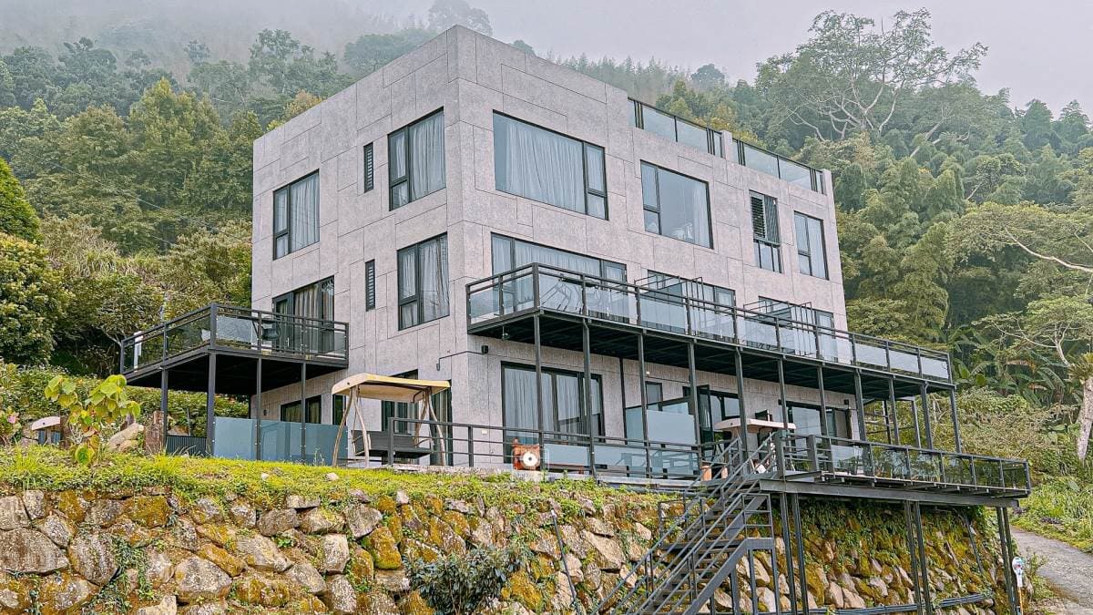 「夢蝶民宿」位於嘉義阿里山的半山腰。（圖片來源：宇。食尚旅圖）