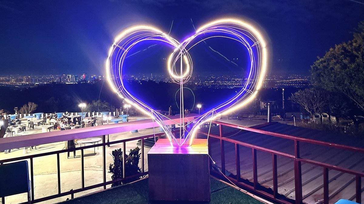 大愛心平台打卡超好拍，可以拍出美美的夜景照。（圖片來源：猴屁的異想世界）