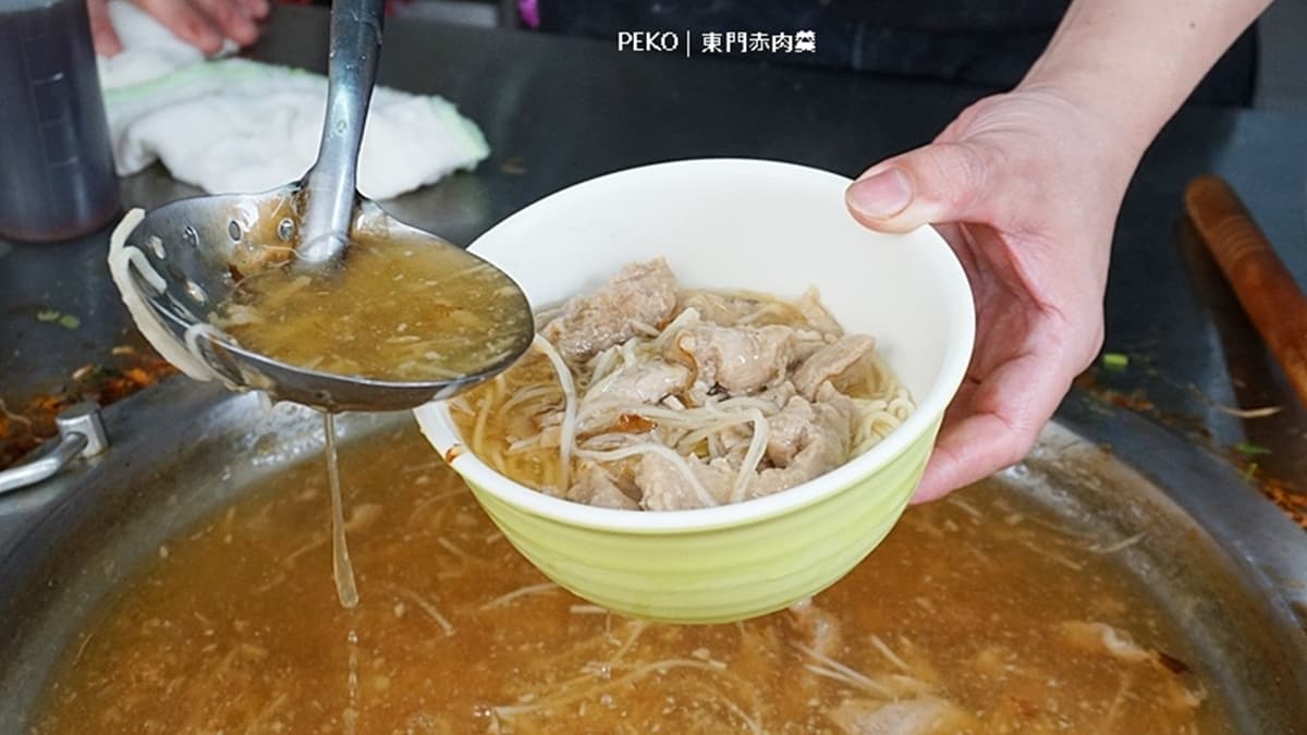 一來就看到店員正在舀赤肉羹，看起來也太好吃了吧！（圖片來源：PEKO の Simple Life）
