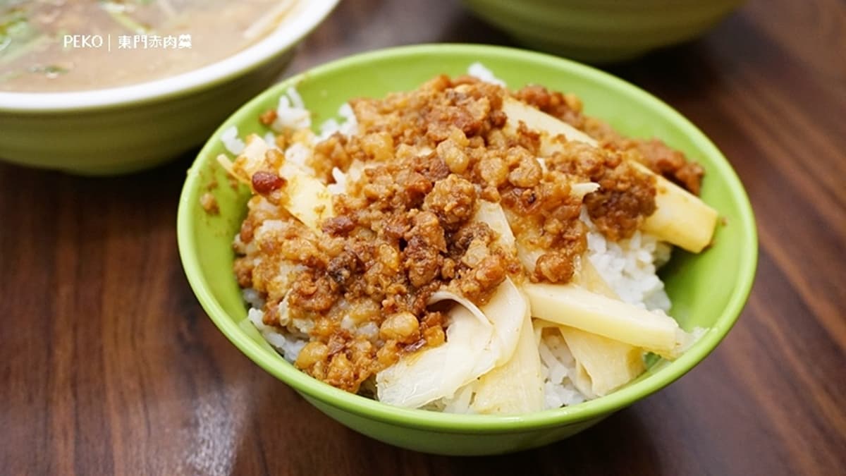 「滷肉飯」的滷肉偏瘦，但吃起來不會柴，鹹香適中。（圖片來源：PEKO の Simple Life）