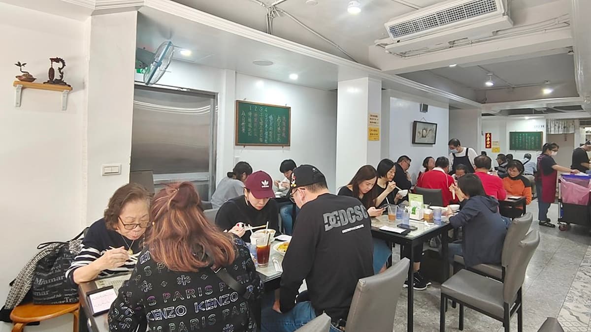 店家生意很好，但空間不大，建議避開用餐尖峰時段。（圖片來源：PEKO の Simple Life）