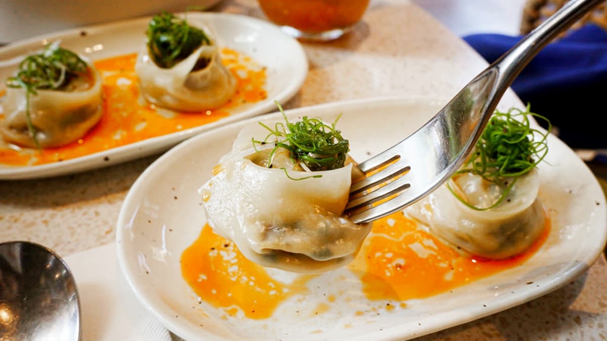 「紅油皮蛋豆腐餃」搭配自製辣油，餃子超香、超好吃。（圖片來源：胖貓咪的奇幻旅程）