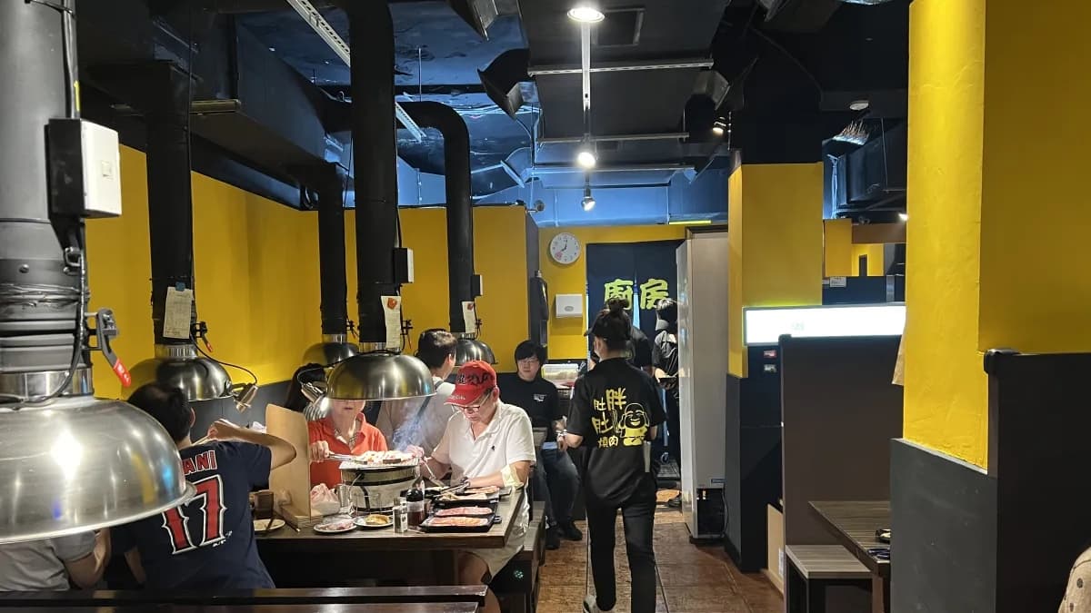 店內空間不大，但沒有大部分燒烤店極重的油煙味。（圖片來源：勞鼠探世界）