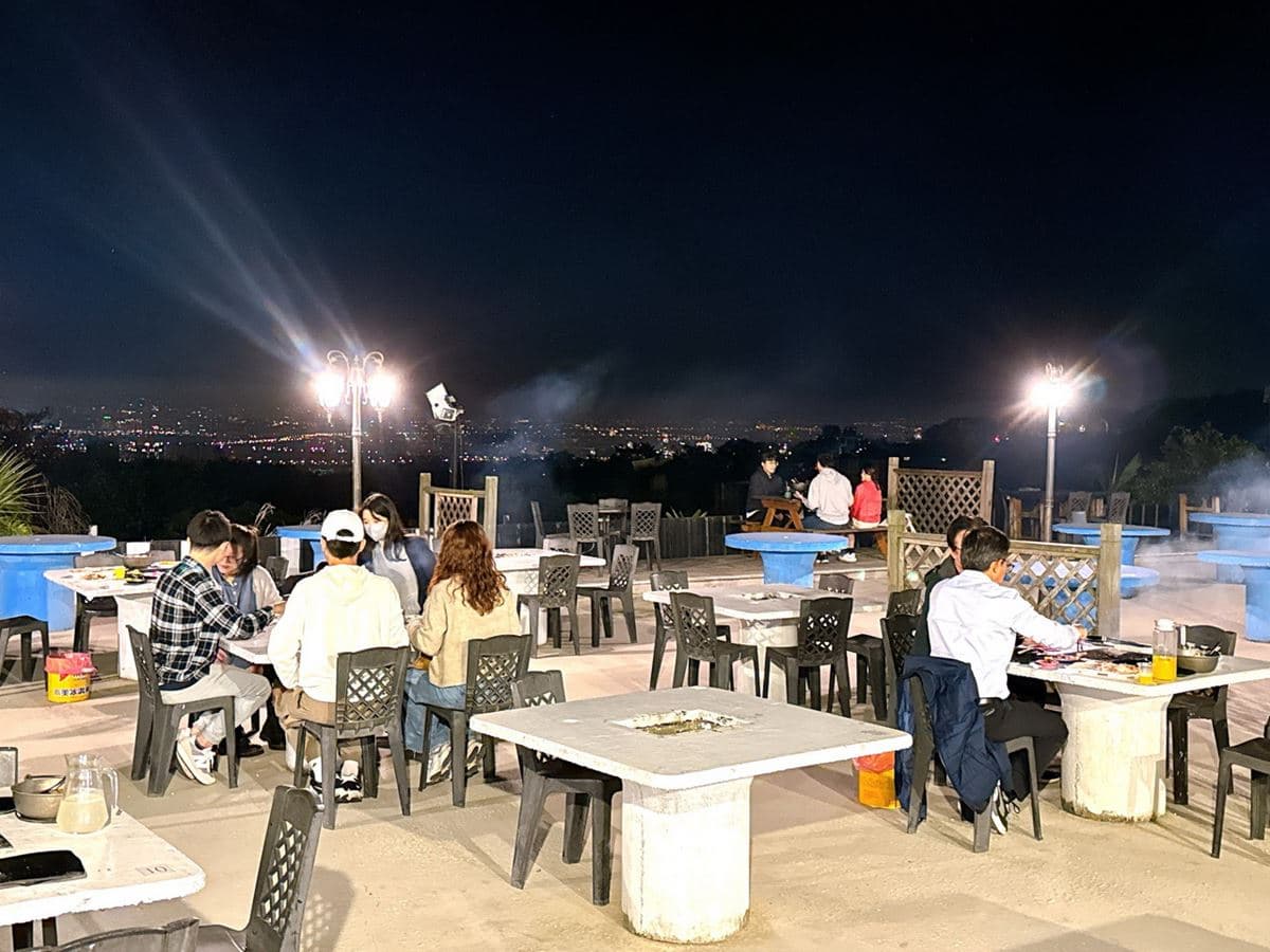 台中隱藏版「燒肉吃到飽」！爽泡足湯、看夜景CP值超高，熟食炸物無限續盤