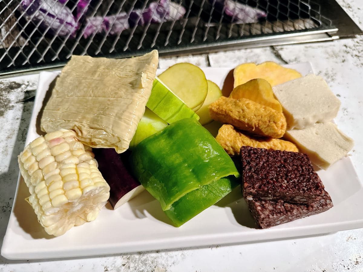 台中隱藏版「燒肉吃到飽」！爽泡足湯、看夜景CP值超高，熟食炸物無限續盤