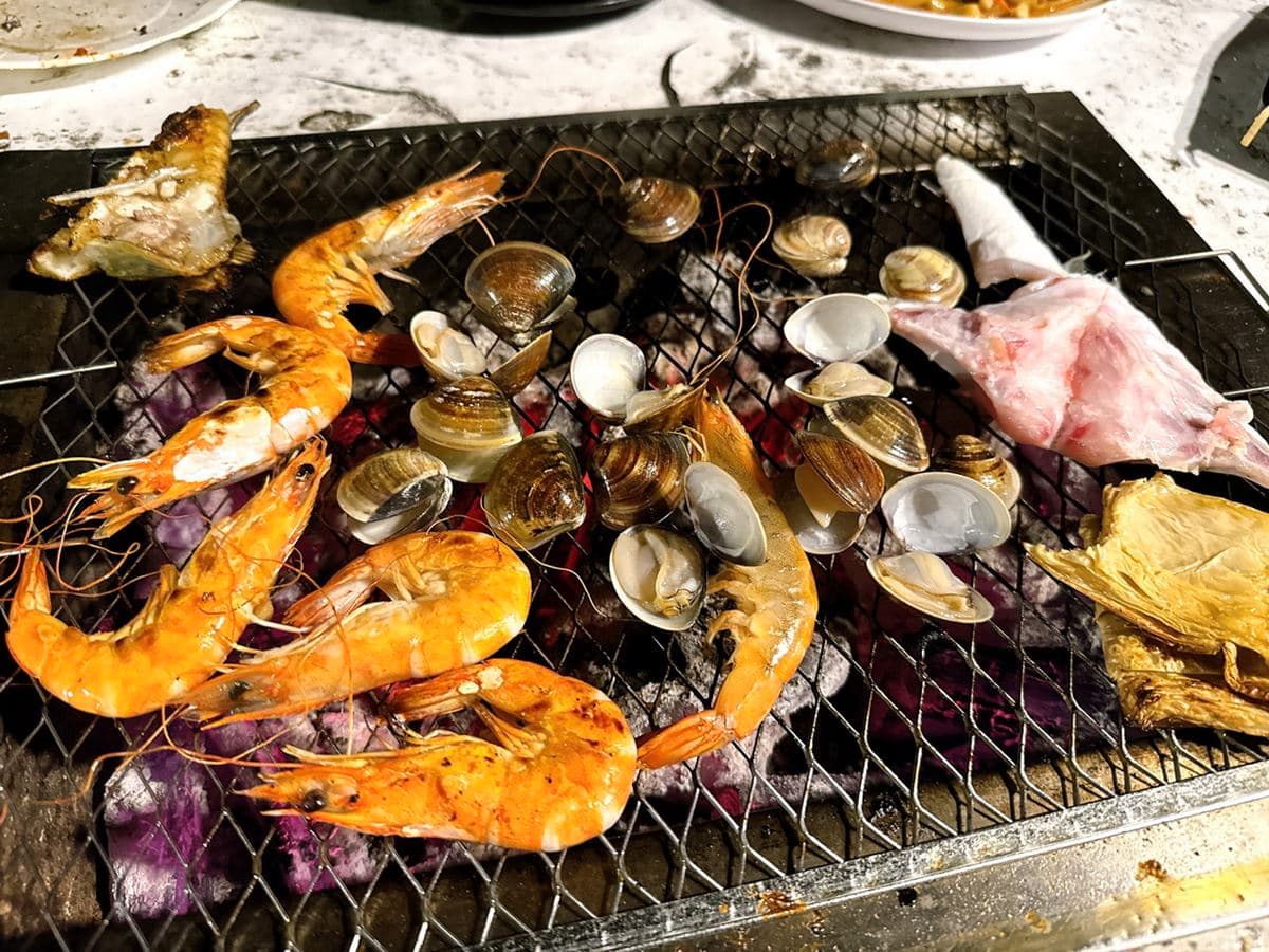台中隱藏版「燒肉吃到飽」！爽泡足湯、看夜景CP值超高，熟食炸物無限續盤