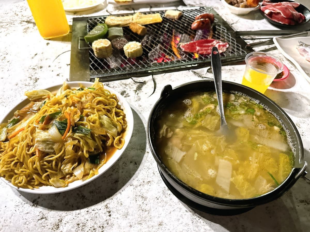 台中隱藏版「燒肉吃到飽」！爽泡足湯、看夜景CP值超高，熟食炸物無限續盤