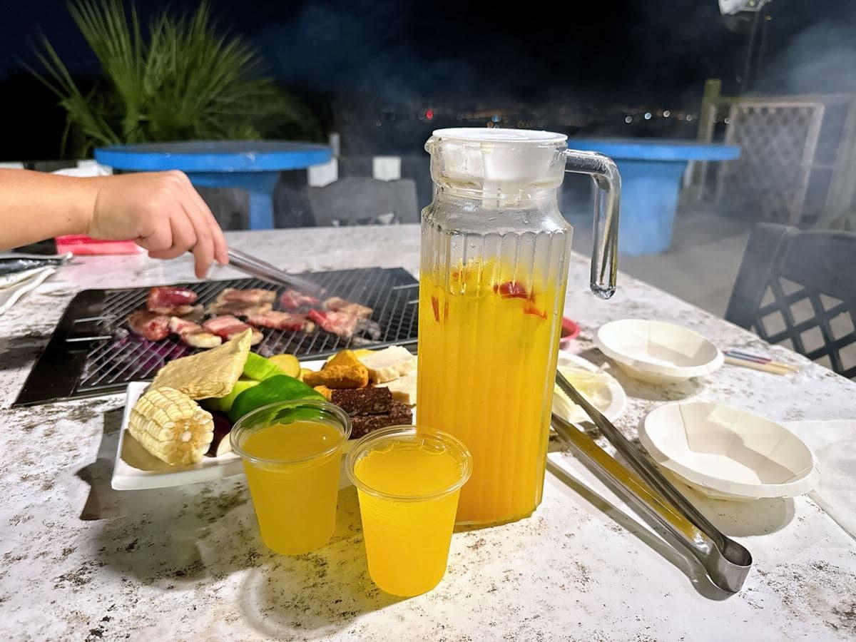 台中隱藏版「燒肉吃到飽」！爽泡足湯、看夜景CP值超高，熟食炸物無限續盤