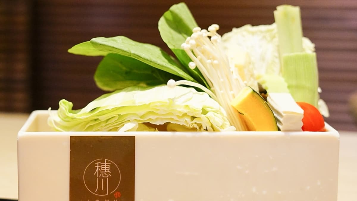 菜盤裡沒有火鍋料，全部都是原型食材。（圖片來源：欣晴。美食旅遊生活分享）