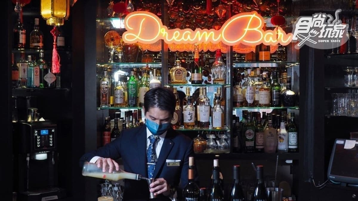 李白居變身超喜氣的「Dream Bar」，整片燈海很壯觀。