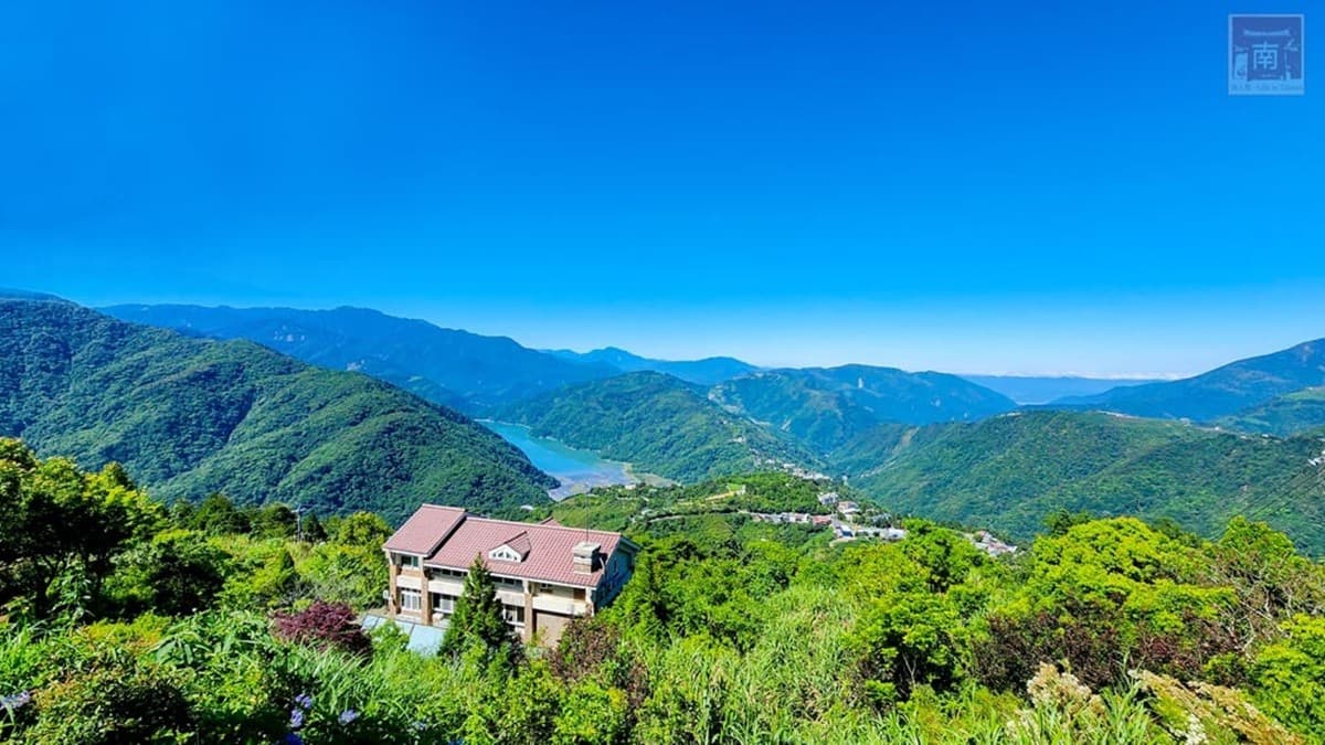 民宿被湖光山色圍繞，景致無敵。（圖片來源：南人幫）
