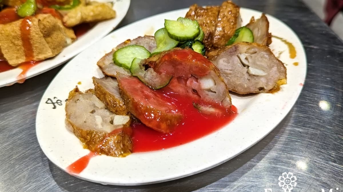 「炸五香雞捲」搭配小黃瓜一起吃很爽口。（圖片來源：花洛米一起去玩耍）