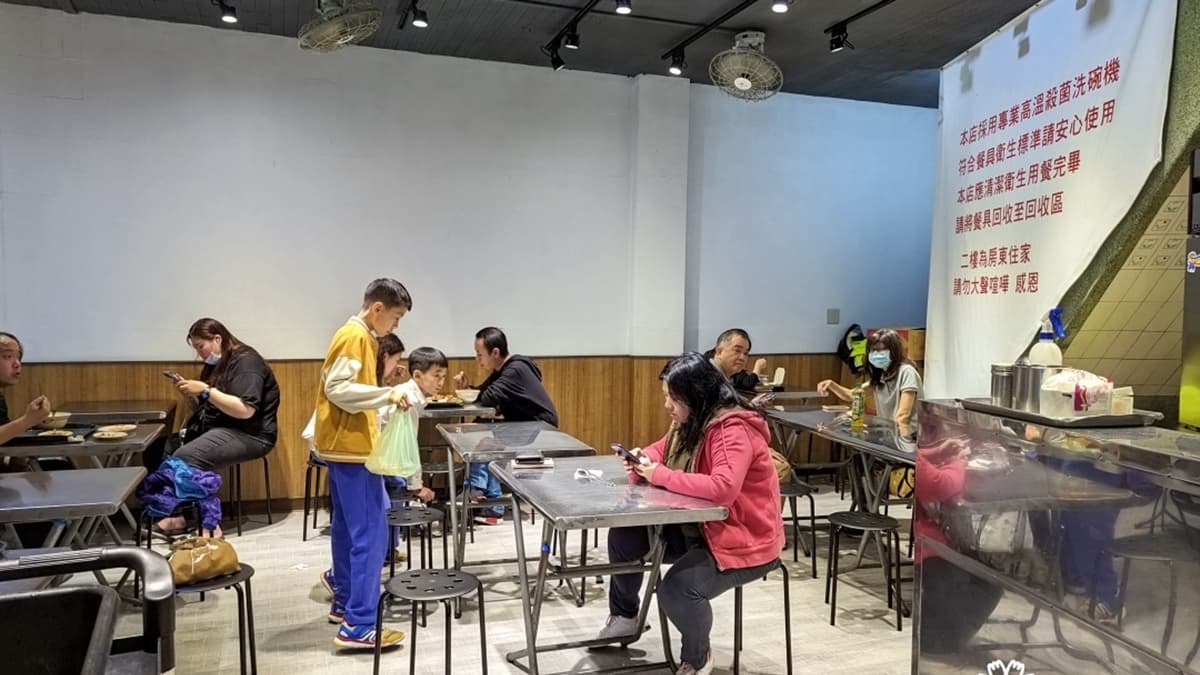 店裡生意很好，客人一個個接著來都沒在停的。（圖片來源：花洛米一起去玩耍）