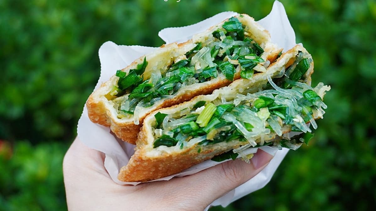 韭菜盒外皮又酥又薄，一剪開餡料整個炸出來。（圖片來源：PEKO の Simple Life）