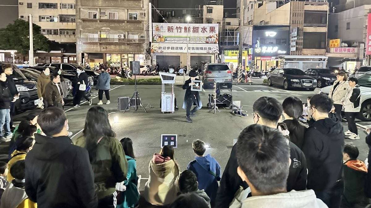 除了吃喝玩樂和購物，夜市也有街頭藝人表演可欣賞。（圖片來源：新竹市政府）