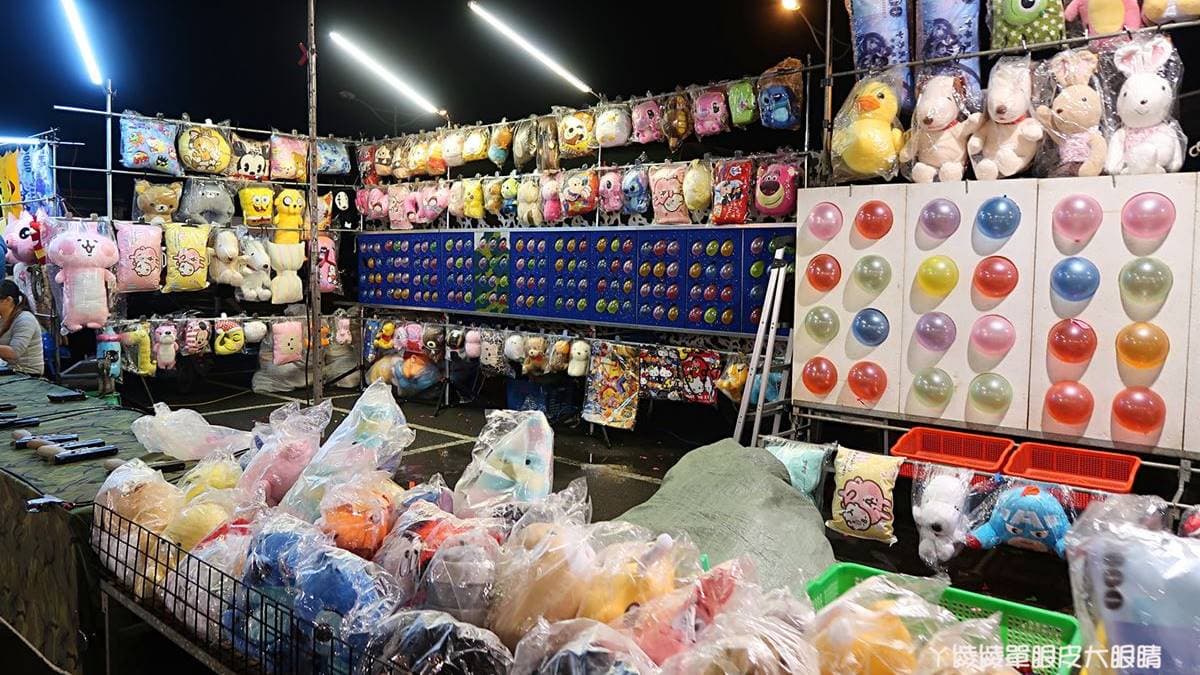 夜市也有不少遊戲攤位，適合親子同樂。（圖片來源：ㄚ綾綾單眼皮大眼睛）