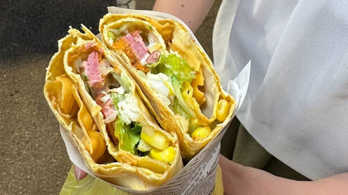 「鄭姐雜糧煎餅果子」是很有人氣的攤位，給料挺多的，層次口感豐富。（圖片來源：跟著踢小米吃喝玩樂趣）