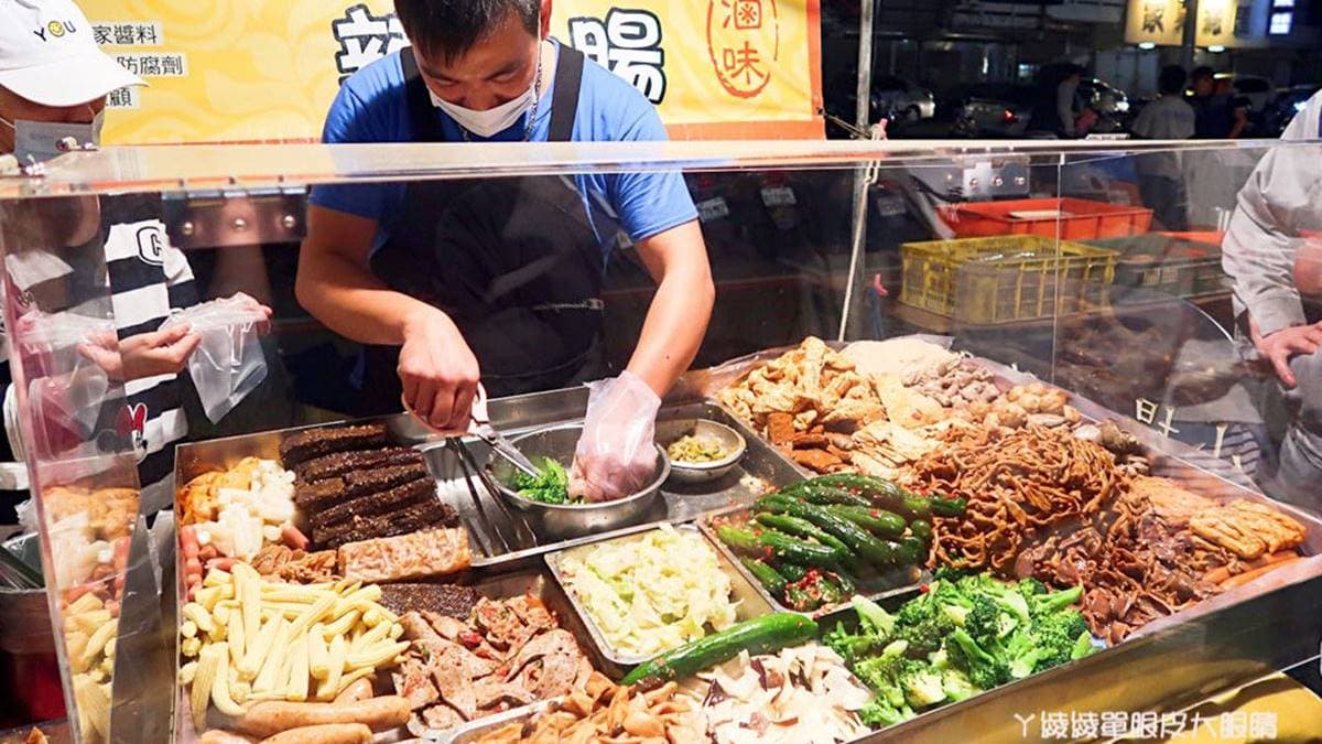 「小楊滷味」生意也是大排長龍地好！（圖片來源：ㄚ綾綾單眼皮大眼睛）