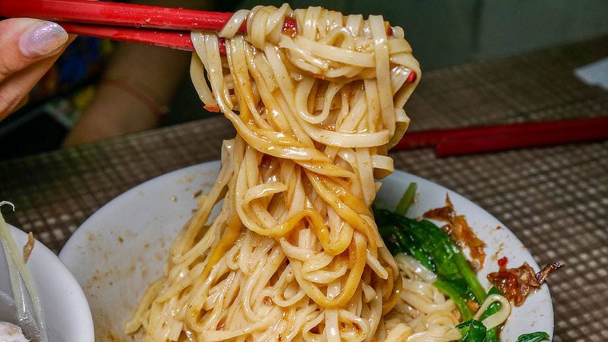 主食推薦「沙茶乾麵」，沙茶滿夠味，味道不錯。（圖片來源：鄉民食堂）