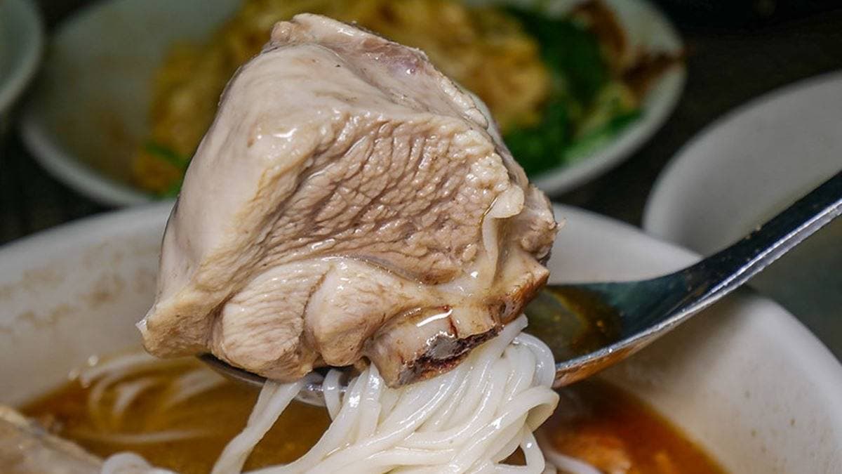 麻油雞肉軟嫩好吃，搭配麵線，相當美味。（圖片來源：鄉民食堂）