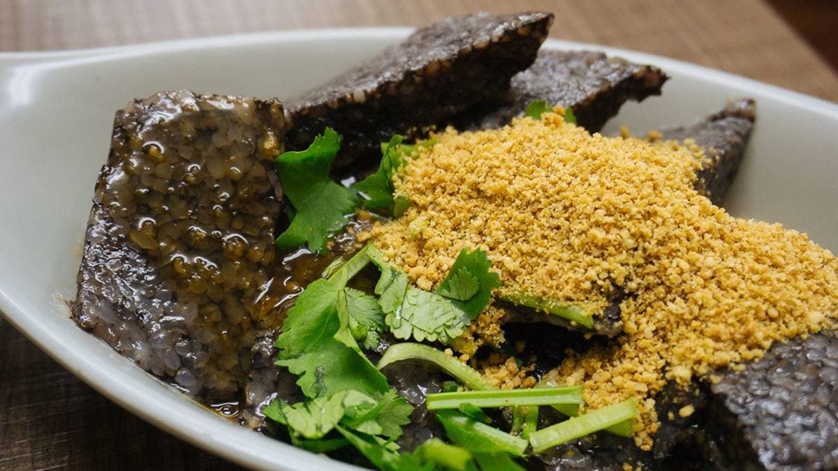 「乾米血糕」會灑上香菜跟花生粉，口感很好，非常軟綿。（圖片來源：葉影瓶像）