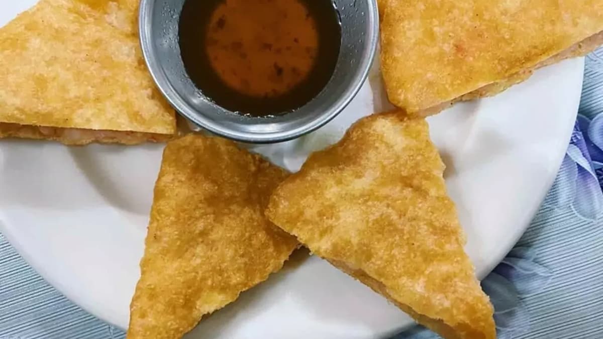 「月亮蝦餅」非常厚實，內餡給的料也相當豐富。（圖片來源：又要飛去哪！？）