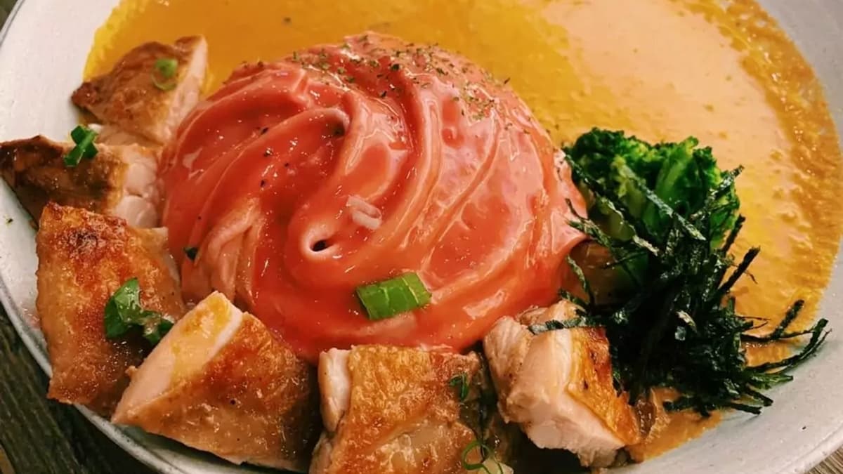 「紅夕咖哩」特別以紅咖哩為基底，加上甜菜根與其他蔬菜去熬煮。（圖片來源：又要飛去哪！？）