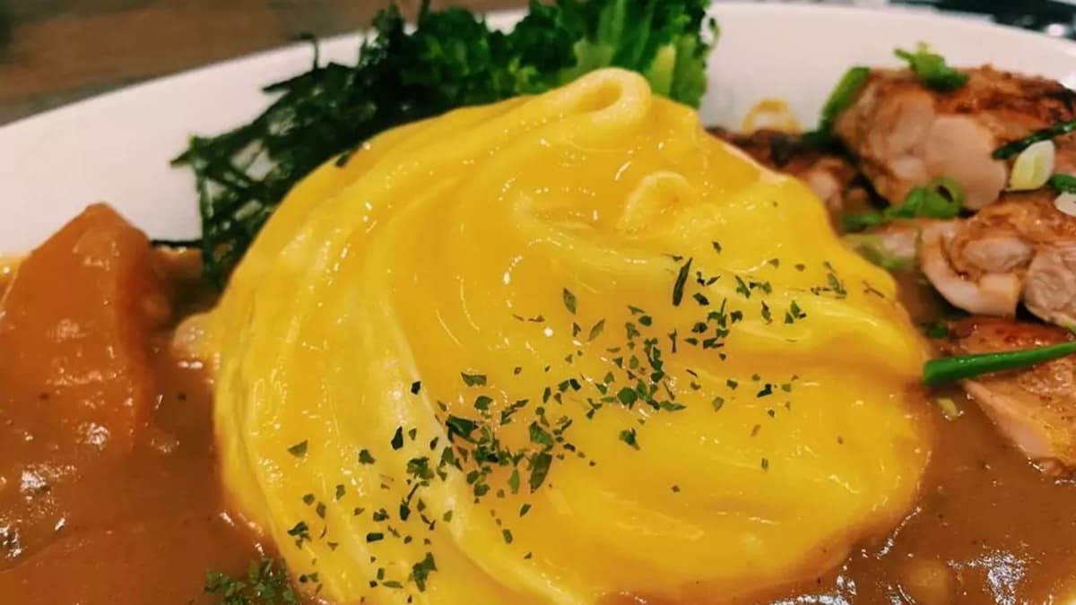 「原味現煎雞肉」現煎雞肉皮脆肉嫩剛剛好，咖哩醬也很香濃下飯。（圖片來源：又要飛去哪！？）