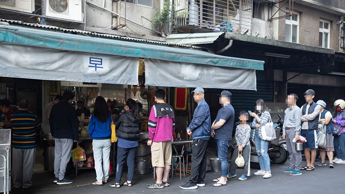 「佳香點心大王」是景美超人氣早餐店，遠遠就能看到排隊人潮。（圖片來源：IRENE'S 食旅．時旅）