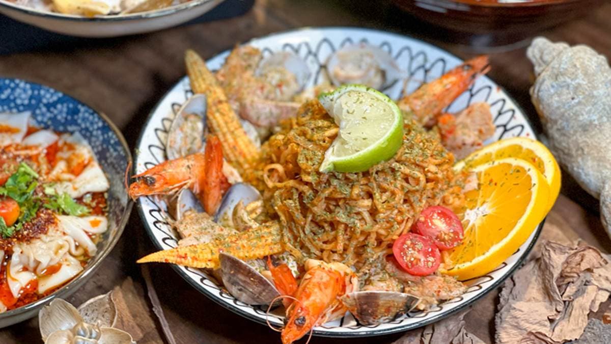 「檸香辣味乾拌麵」檸檬獨特的果酸，加上辣香提味，口感好清爽。（圖片來源：花露露 の花花世界）
