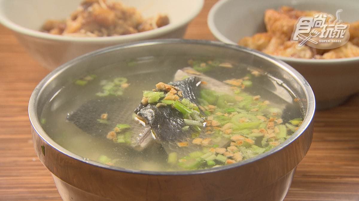 菜單主要販售虱目魚粥、湯類、肉燥飯、肉粽和各式小菜。
