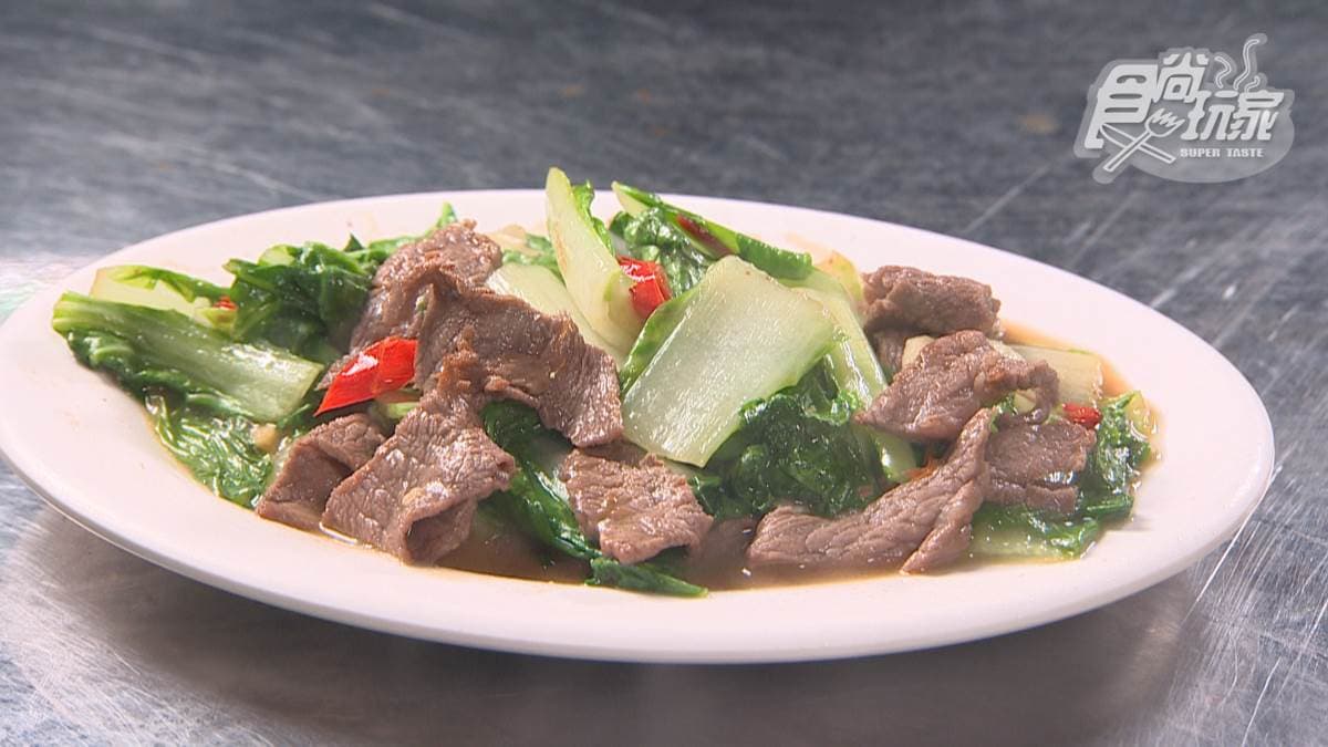 「炒牛肉」吃得到蒜香和辣椒香，配白飯吃更美味。