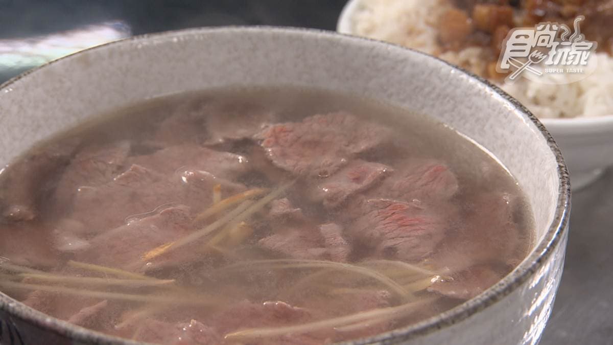 「牛肉湯 頂級五花（大）」是限量的，牛油和湯混和在一起很香、很濃郁。