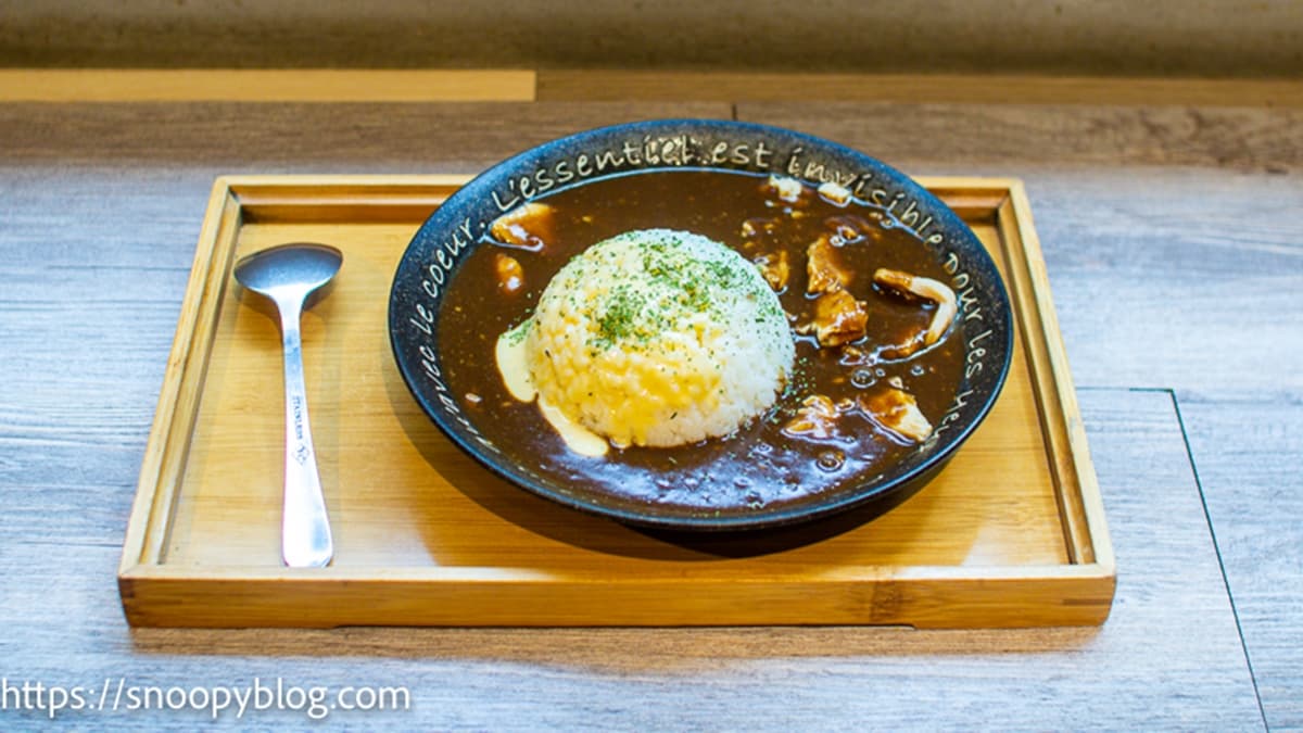 「咖哩醬雞肉飯」吃起來是有微辣的咖哩，並帶有胡椒的香氣和一點濃稠感。（圖片來源：史努比遊樂園）