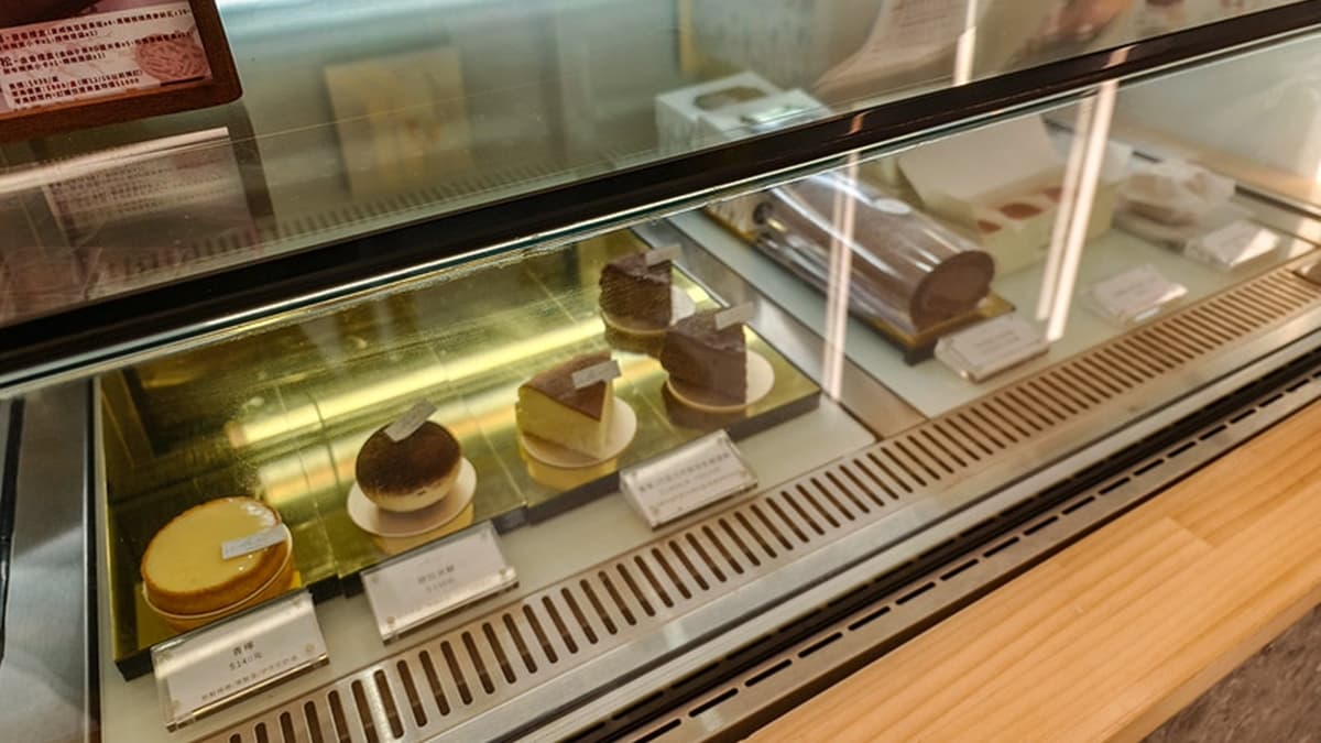 店裡販售各式甜點，有可麗露、瑪德蓮、生乳捲等等。（圖片來源：鄉民食堂）