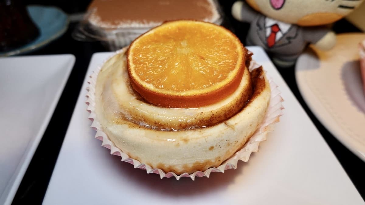 「蜜漬甜橙肉桂捲」酸酸甜甜的吃起來很爽口。（圖片來源：貓大爺部落格）