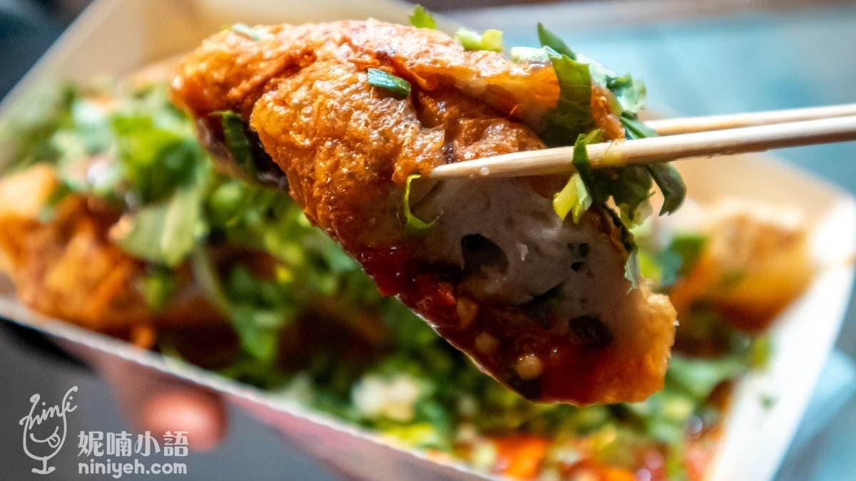 剛起鍋的魚酥捲吃起來酥熱燙口。（圖片來源：NICO&妮喃小語）