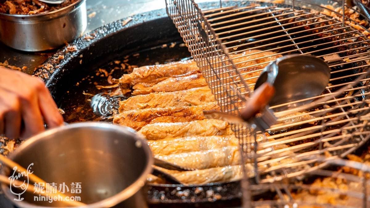 「總統魚酥捲」僅有原味、蔥肉２種口味，都是腐皮捲包著魚漿下鍋油炸。（圖片來源：NICO&妮喃小語）