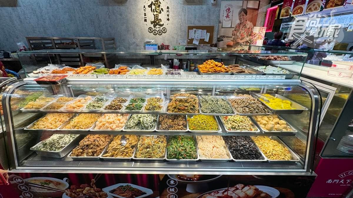 繽紛的櫥窗內擺放著各式各樣的江浙料理，從冷盤小菜、快炒類、經典大菜到燉湯通通有！