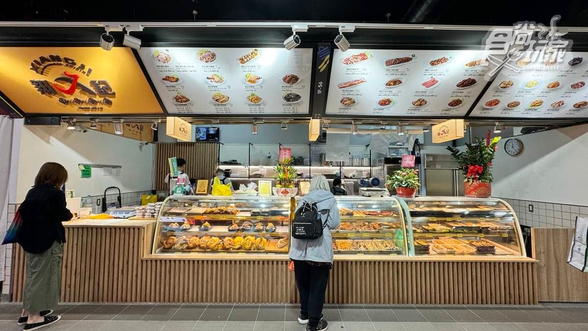 店面位在市場１樓，主打吃玉米飼料長大的溫體現宰雞隻，製成鮮嫩多汁的「果凍雞」。