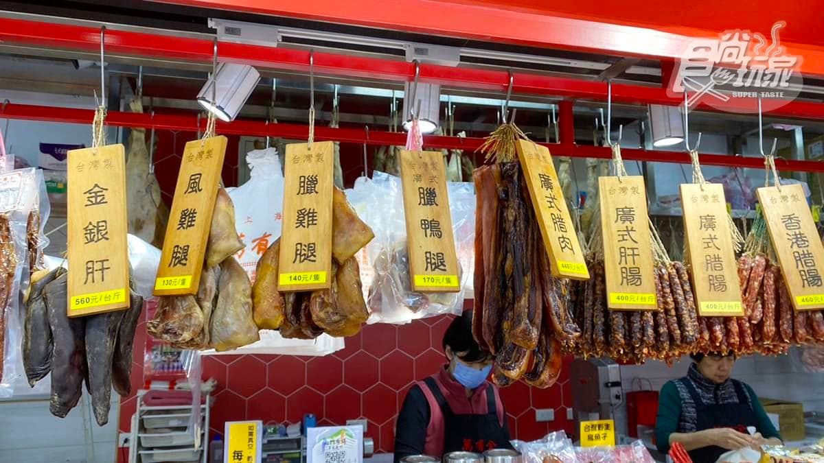 市面上罕見的「金銀肝」（左一），神祕外觀就像黑色香蕉，實際是「豬肝」包入「豬油」風乾製成。
