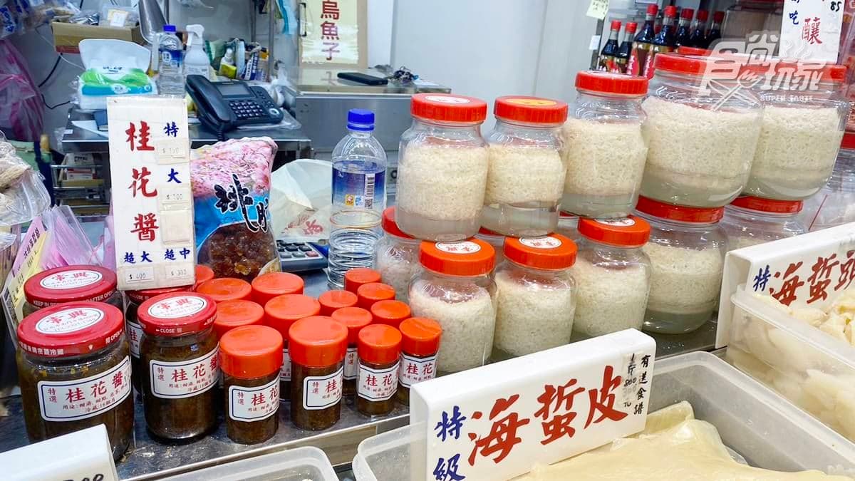 架上還擺滿了各式各樣外面買不到的特色醬料，像是桂花醬、韭花醬都是經典。