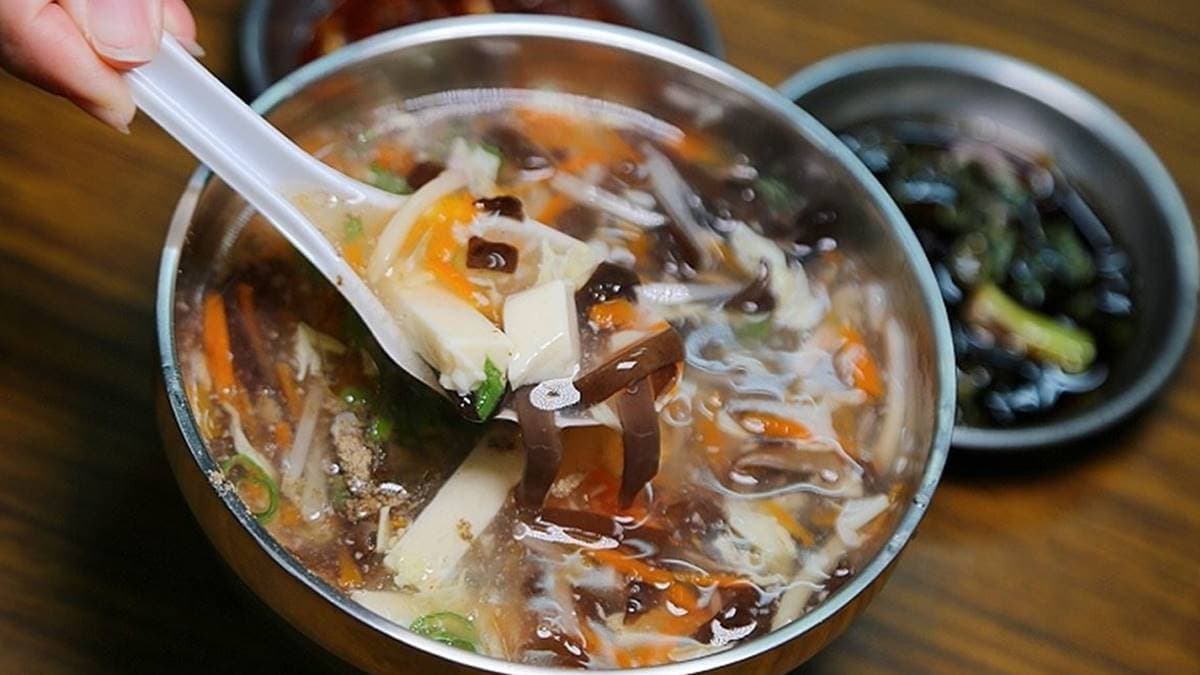 酸辣湯有豆腐、木耳、筍絲、紅蘿蔔絲等滿滿配料。（圖片來源：肉魯走遍全台灣）