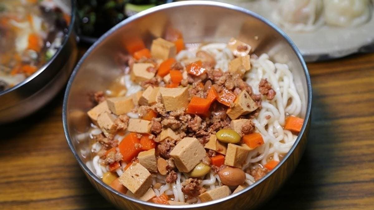 酢醬麵以肉燥搭配豆乾、花生、毛豆、紅蘿蔔等配料，入味卻不死鹹。（圖片來源：肉魯走遍全台灣）