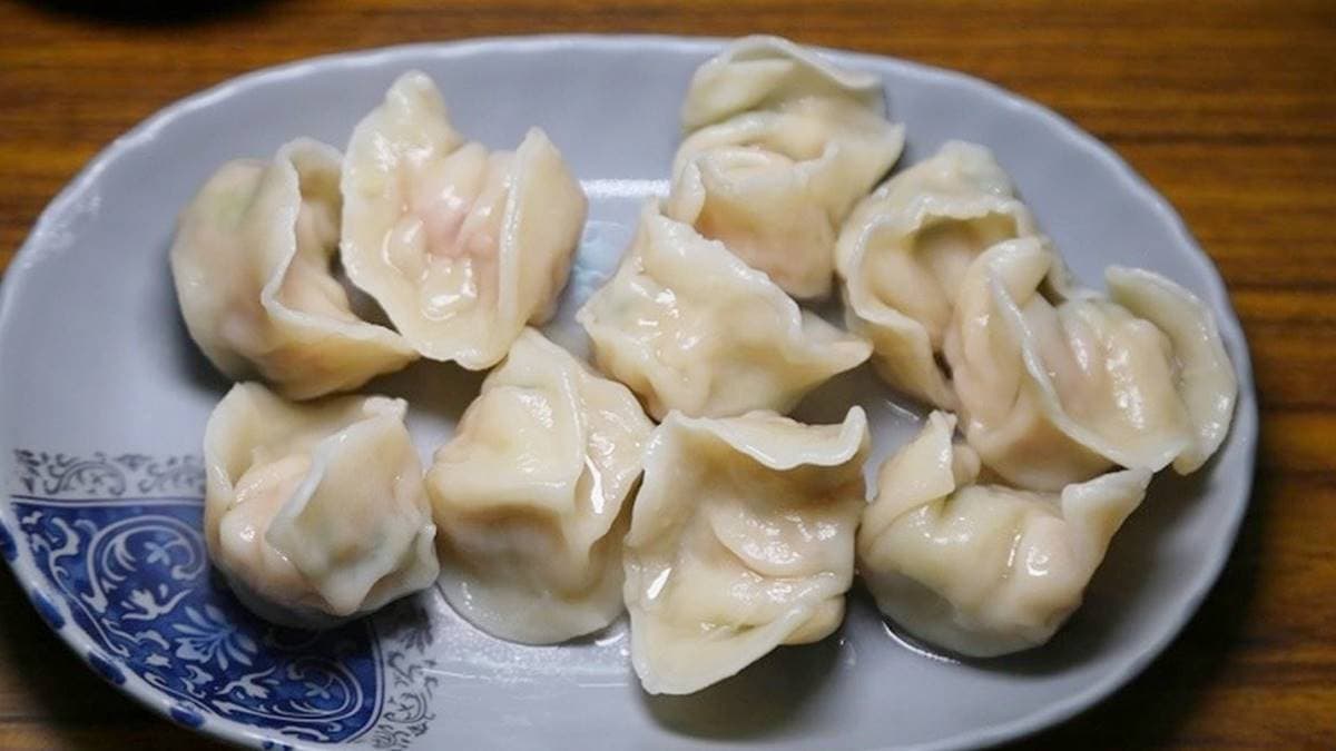 手工包的水餃，外皮看起來晶瑩剔透，隱約看得到飽滿肉餡。（圖片來源：肉魯走遍全台灣）