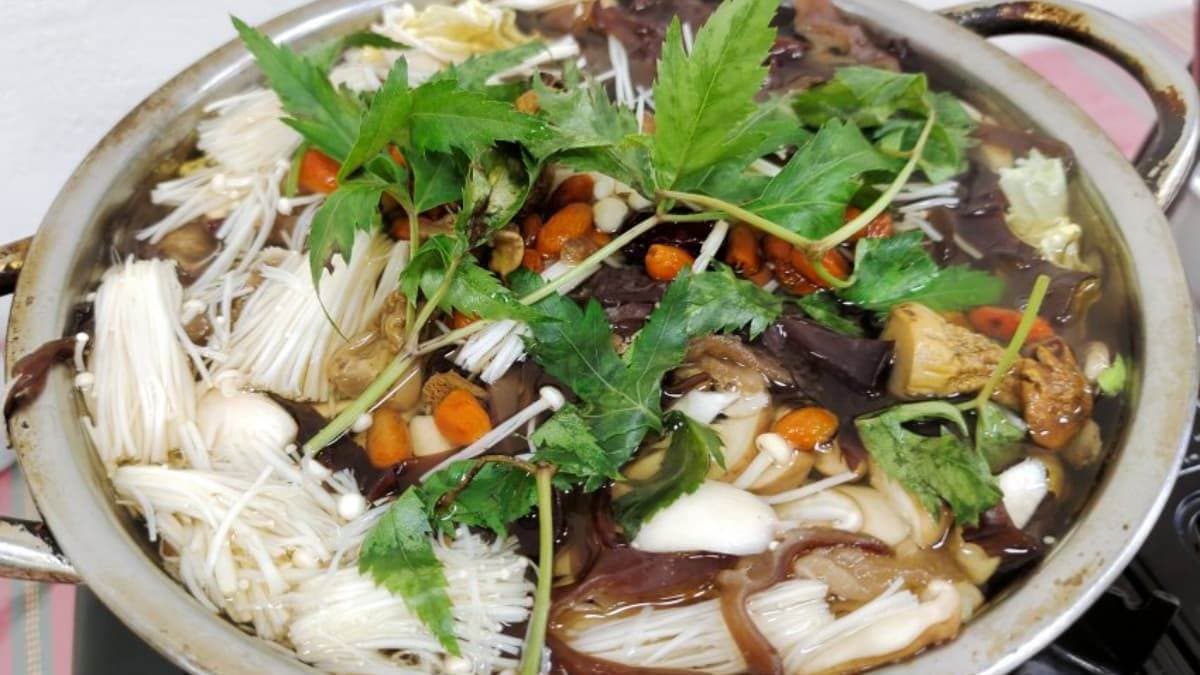 「百菇湯」喝起來清甜爽口，吃得到多種菇類與蔬菜。（圖片來源：大口老師的走跳學堂!）